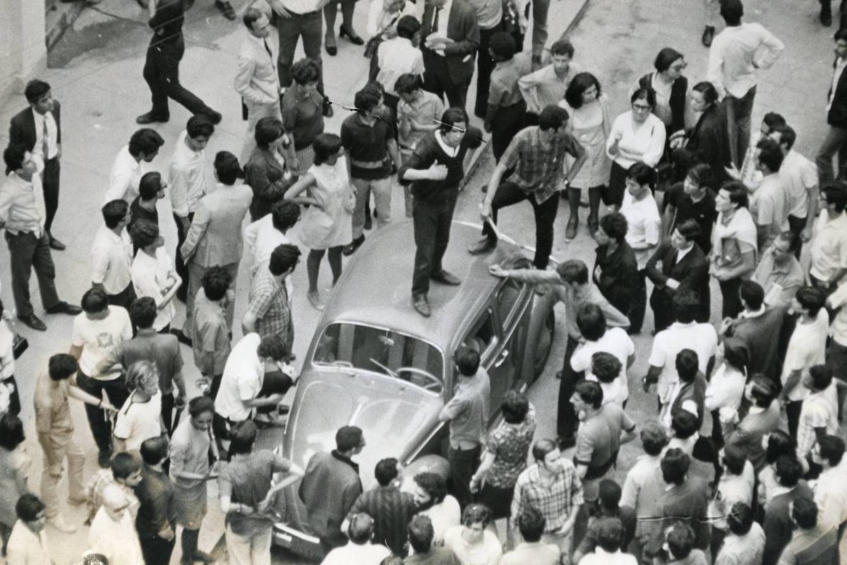 José Dirceu fala em cima de um fusca em 1968; dia teve conflito entre alunos do Mackenzie e da USP, na rua Maria Antônia