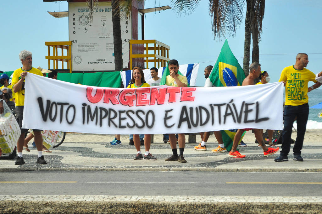 Manifestantes pró-governo Bolsonaro protestam em Copacabana, na zona sul do Rio de janeiro, em maio