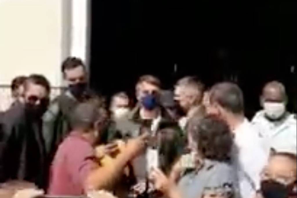 O presidente Jair Bolsonaro (sem partido) andou de moto e provocou pequena aglomeração em Formosa (GO)