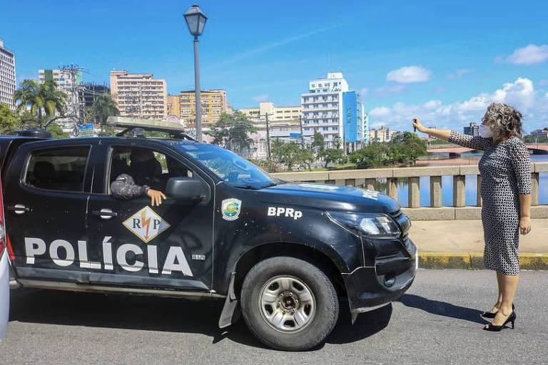 Liana Cirne mostra sua carteira funcional de vereadora à polícia, no Recife, antes de ser alvo de spray de pimenta