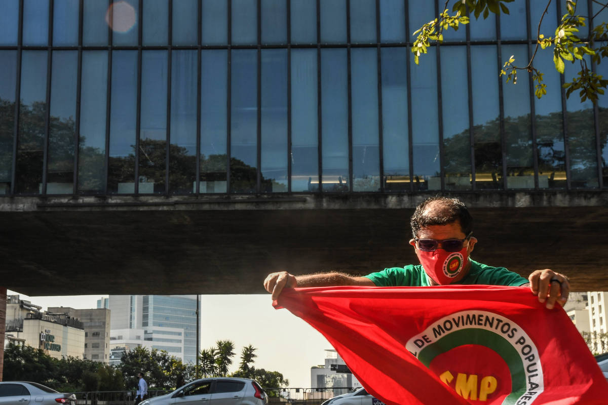 O coordenador nacional da CMP, Raimundo Bonfim, em frente ao Masp, ponto de encontro da manifestação contra Bolsonaro neste sábado (19) em São Paulo