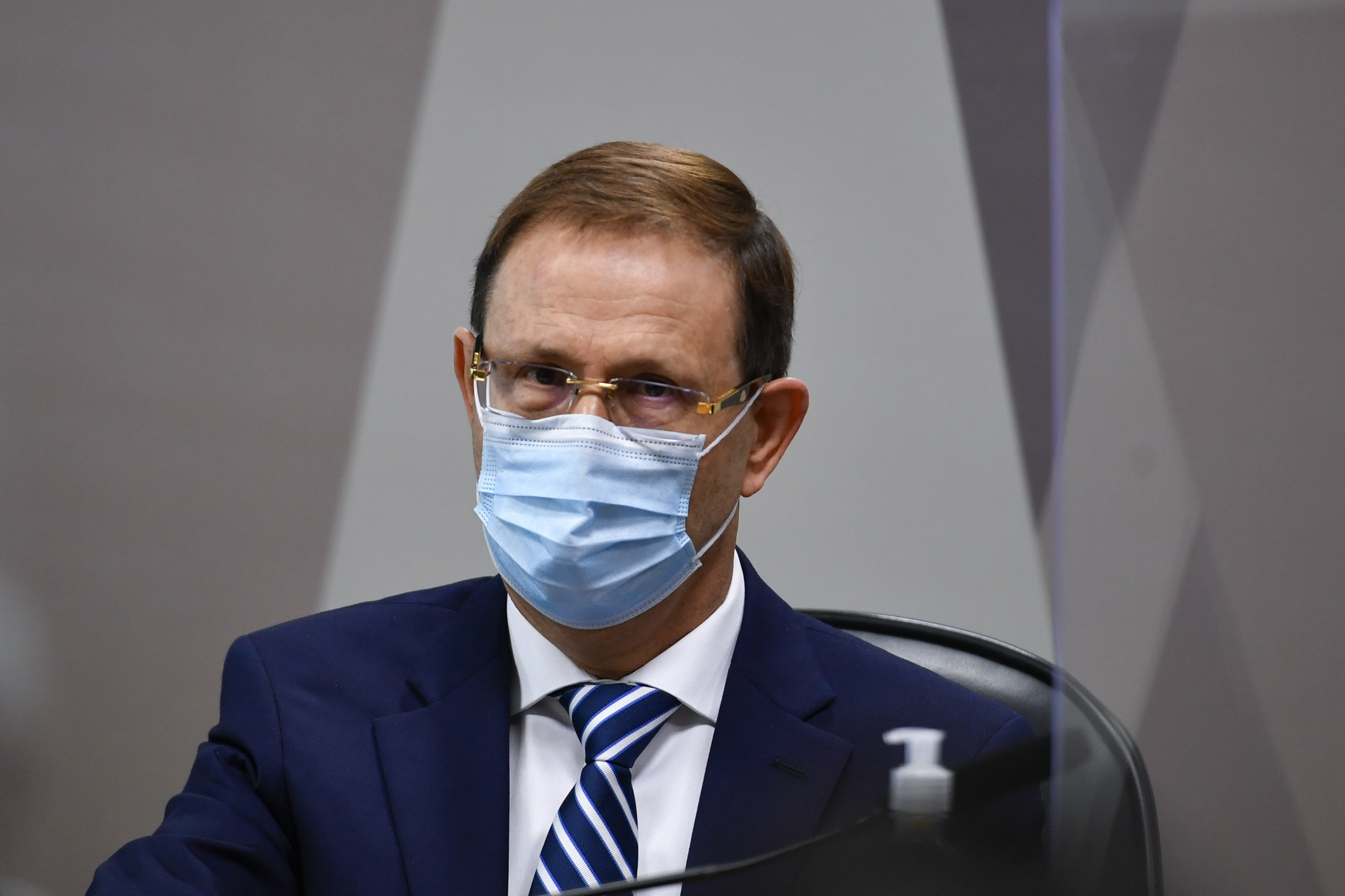 Bilionário responde a todas as perguntas dizendo que tem direito de ficar calado