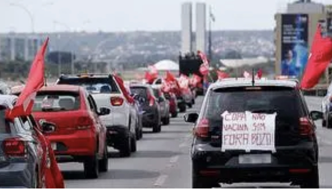 Manifestantes fazem carreata em Brasília contra a Copa América no Brasil Manifestantes fazem carreata em Brasília contra a Copa América no Brasil