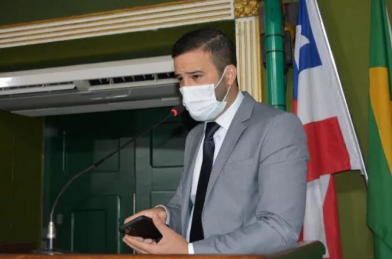 De acordo com informações preliminares, a mulher sofreu ferimentos superficiais no braço e na cabeça, mas não corre risco de vida