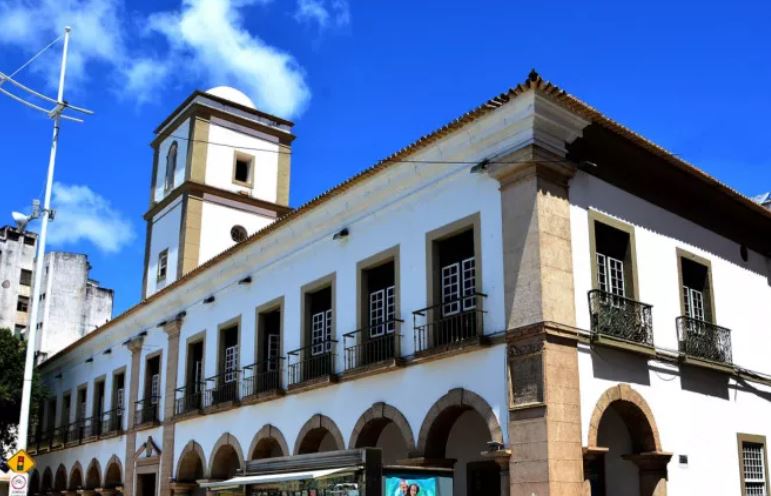 É a primeira vez que uma Casa Legislativa de uma capital tem fachada iluminada com temática LGBT