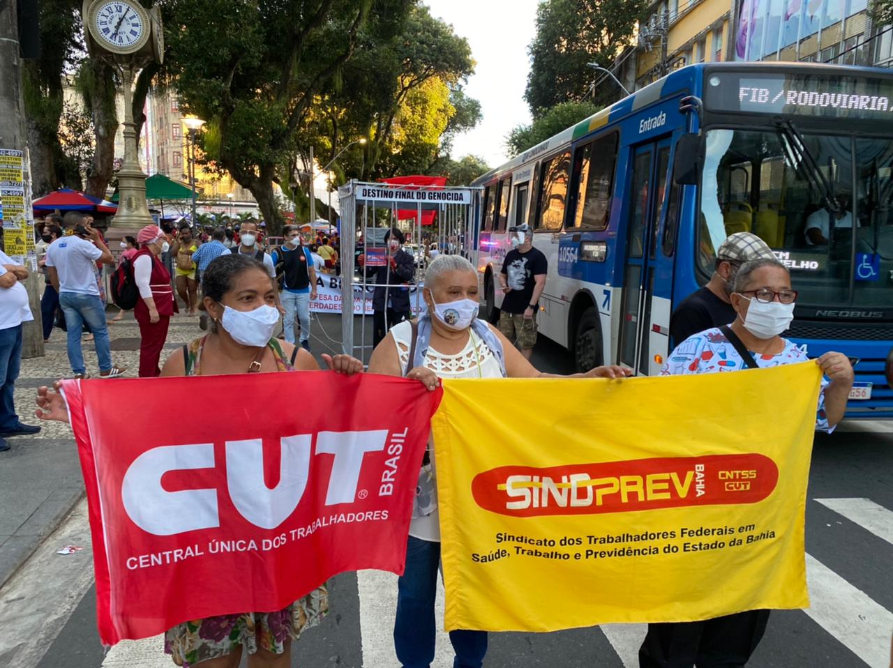 Grupo realizou manifestação na tarde desta sexta-feira (11) Grupo realizou manifestação na tarde desta sexta-feira (11)