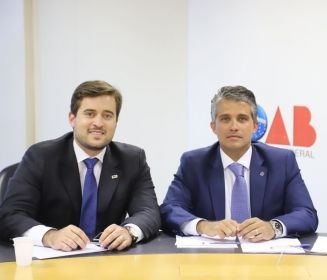 Hermes Hilarião (diretor da OAB-BA e coordenador da conferência) e Fabrício de Castro de Oliveira (presidente da OAB-BA)
