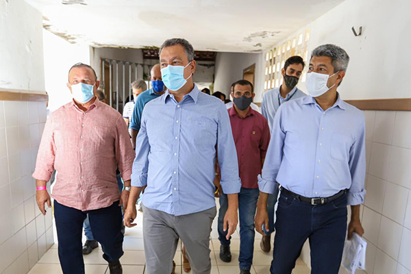 O presidente da Assembleia Legislativa da Bahia, deputado Adolfo Menezes, acompanhou o governador Rui Costa em visita a Santo Amaro