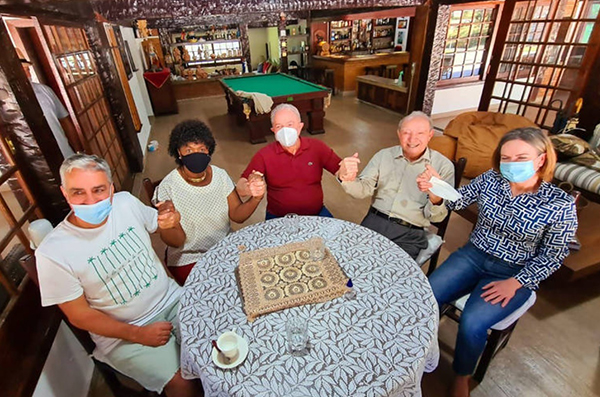 Lula almoça com petistas e Manoel Ferreira, bispo primaz de um dos mais poderosos galhos da Assembleia de Deus Lula almoça com petistas e Manoel Ferreira, bispo primaz de um dos mais poderosos galhos da Assembleia de Deus
