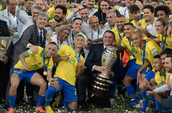 O presidente Jair Bolsonaro com jogadores da Seleção Brasileira