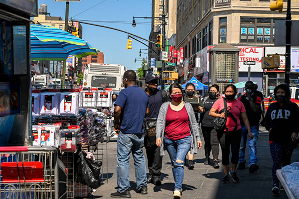 Pedestres caminham no Bronx Pedestres caminham no Bronx