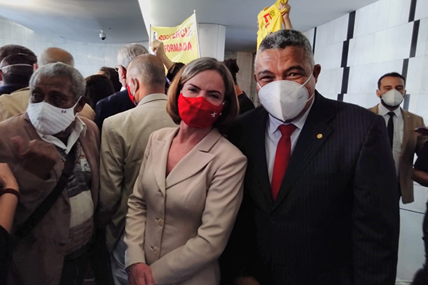 O deputado federal Valmir Assunção (PT-BA) ao lado da presidente nacional do PT, Gleisi Hoffmann (PT-RS) O deputado federal Valmir Assunção (PT-BA) ao lado da presidente nacional do PT, Gleisi Hoffmann (PT-RS)