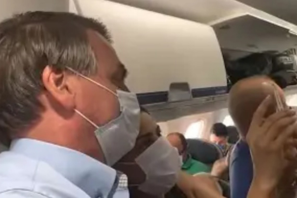 A visita de Bolsonaro a um avião da companhia no início deste mês A visita de Bolsonaro a um avião da companhia no início deste mês