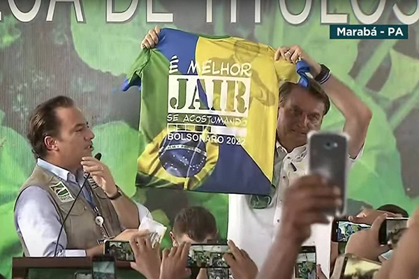 Em Marabá (PA), Bolsonaro ganhou e exibiu uma camiseta em que se lê "É melhor Jair se acostumando. Bolsonaro 2022" Em Marabá (PA), Bolsonaro ganhou e exibiu uma camiseta em que se lê "É melhor Jair se acostumando. Bolsonaro 2022"