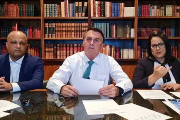 O presidente Jair Bolsonaro em live nas redes sociais