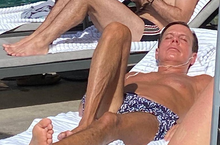 João Doria toma sol sem máscara em hotel João Doria toma sol sem máscara em hotel