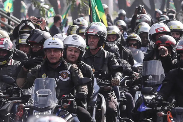 O presidente Jair Bolsonaro durante motociata em São Paulo