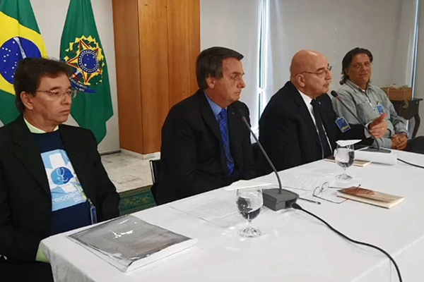 O presidente Jair Bolsonaro ao lado do ex-ministro Osmar Terra e do virologista Paolo Zanotto O presidente Jair Bolsonaro ao lado do ex-ministro Osmar Terra e do virologista Paolo Zanotto