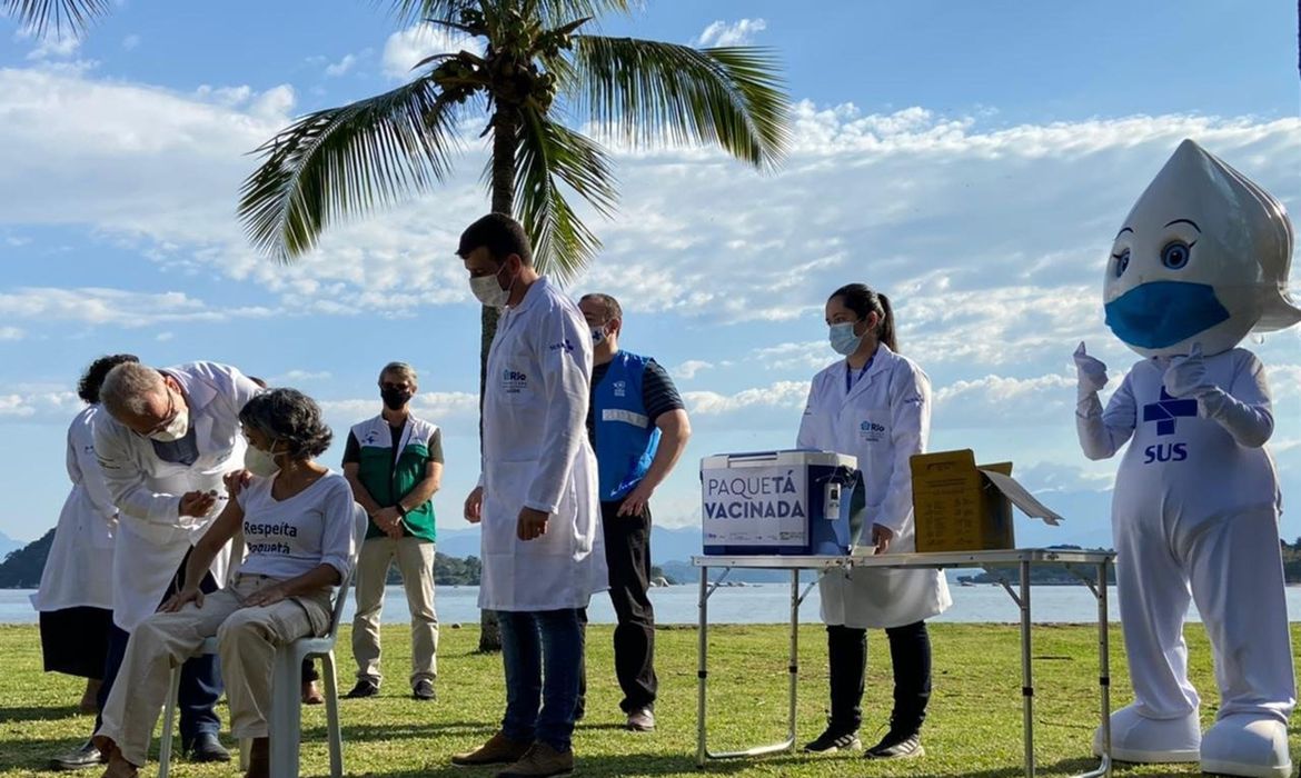 Ministro foi a Paquetá para dia de vacinação em massa