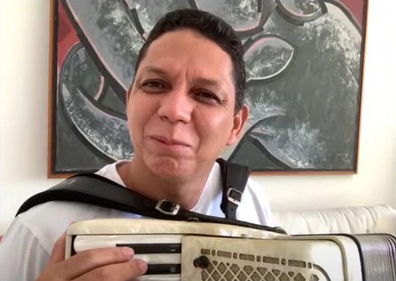 Na imagem, o cantor Targino Gondim Na imagem, o cantor Targino Gondim