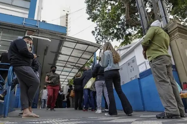 Pessoas fazem fila à espera da vacina contra a Covid-19 Pessoas fazem fila à espera da vacina contra a Covid-19