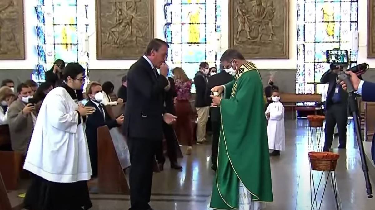 O presidente Jair Bolsonaro em missa na Paróquia Nossa Senhora da Saúde, em Brasília