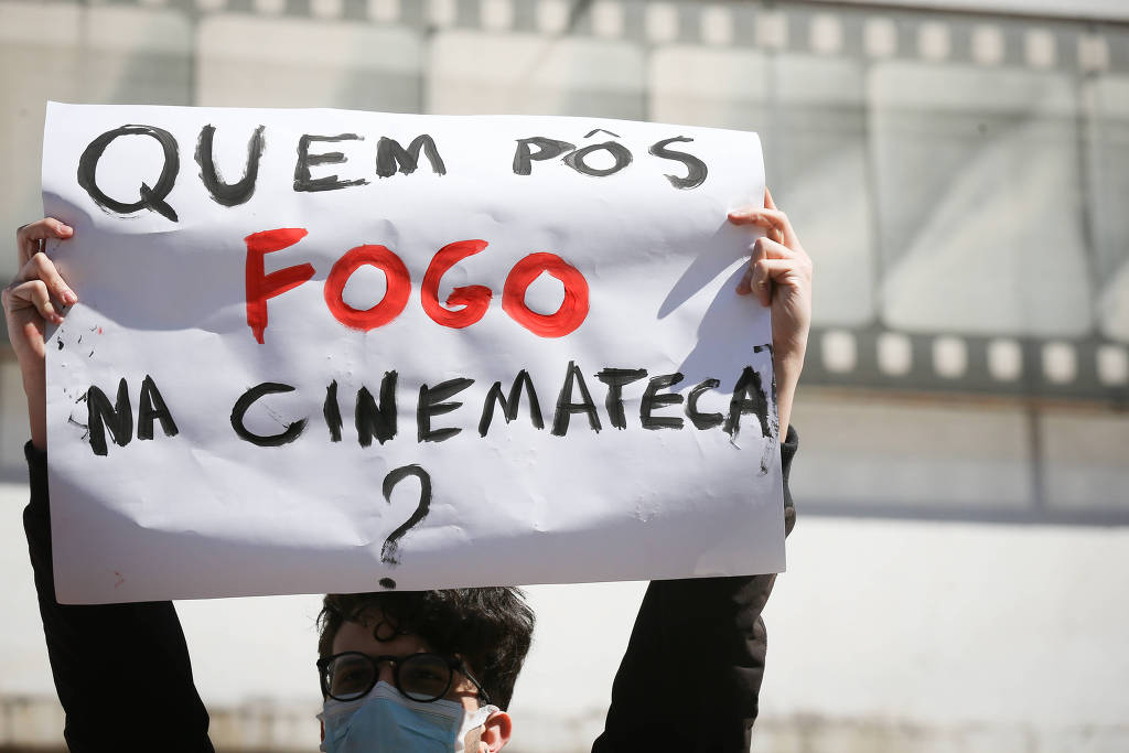 Estudante faz protesto em frente a prédio da Cinemateca que pegou fogo na quinta (29)