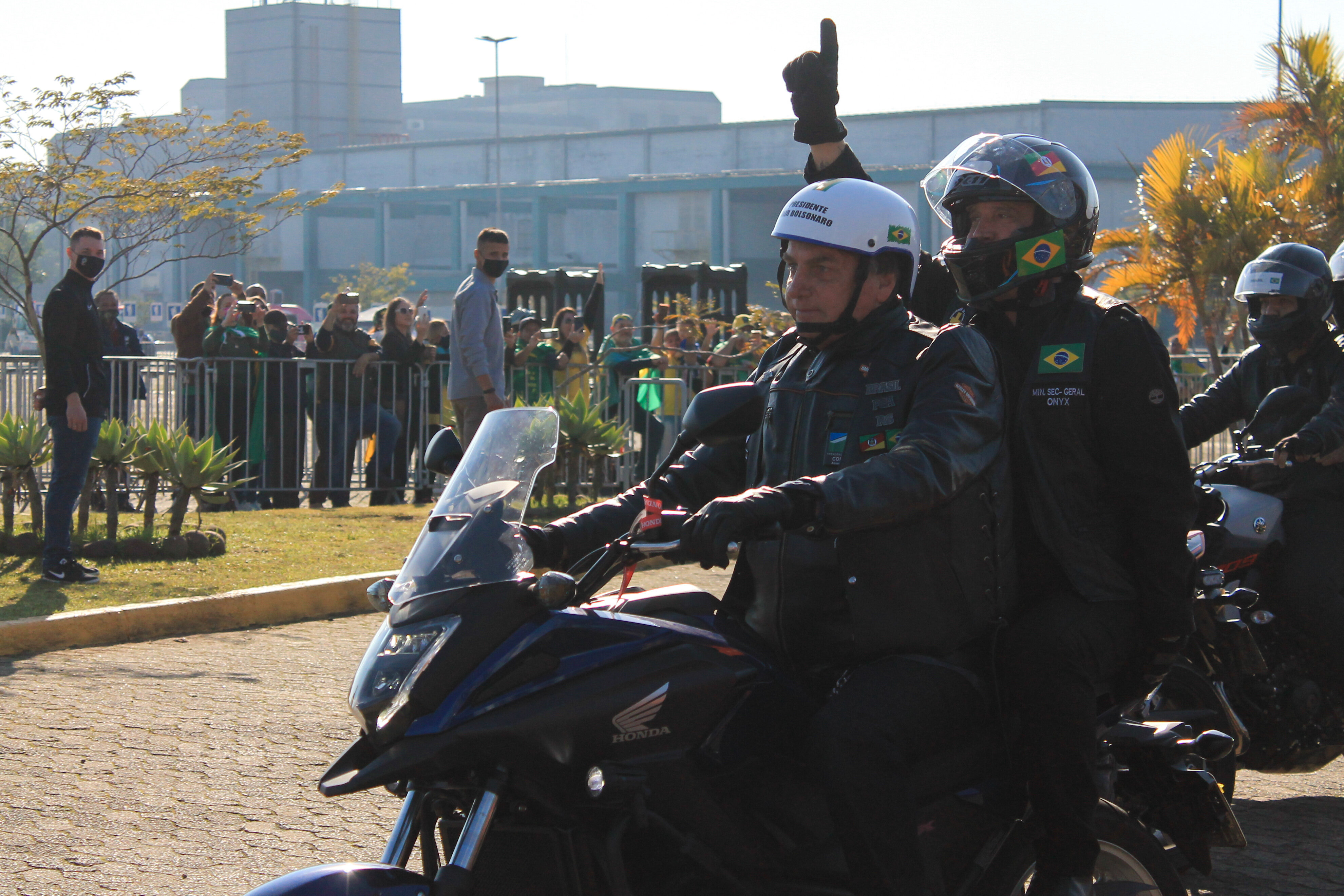 Bolsonaro e apoiadores participam de motociata em Porto Alegre Bolsonaro e apoiadores participam de motociata em Porto Alegre