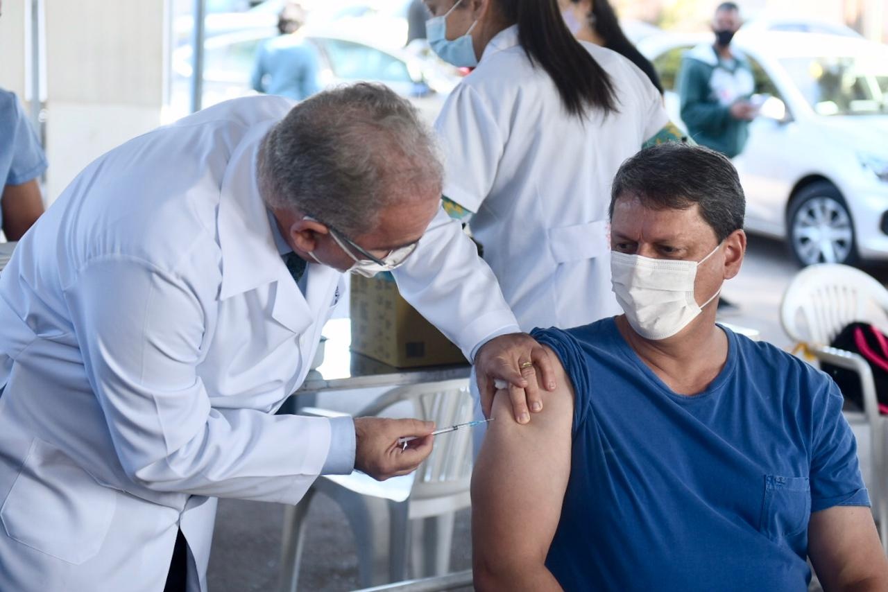 Pessoas acima de 46 anos são vacinadas desde quinta-feira em Brasília