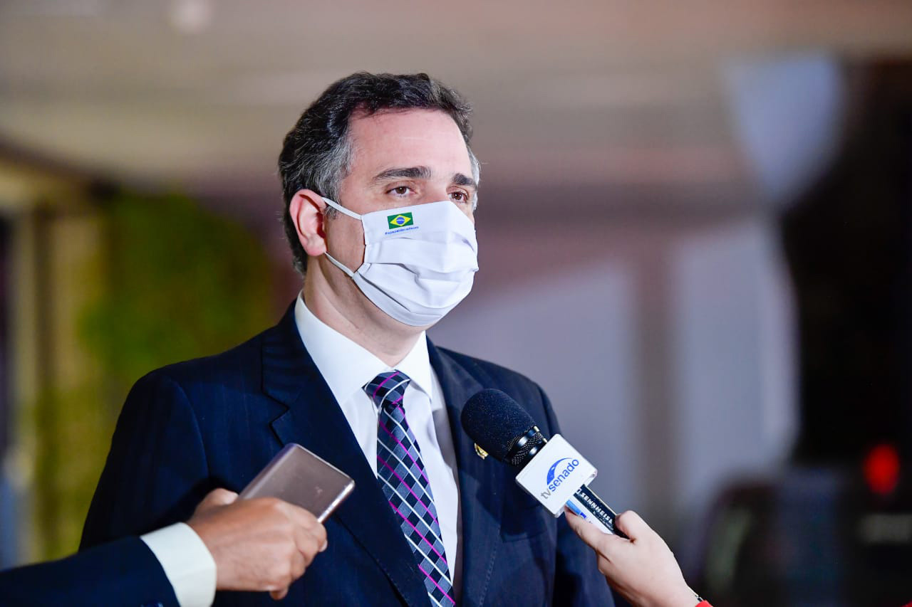 Rodrigo Pacheco diz que é papel do governo encontrar uma forma de financiar o programa social, após relator sugerir mudar o texto da PEC dos precatórios para tornar o valor de R$ 400 permanente