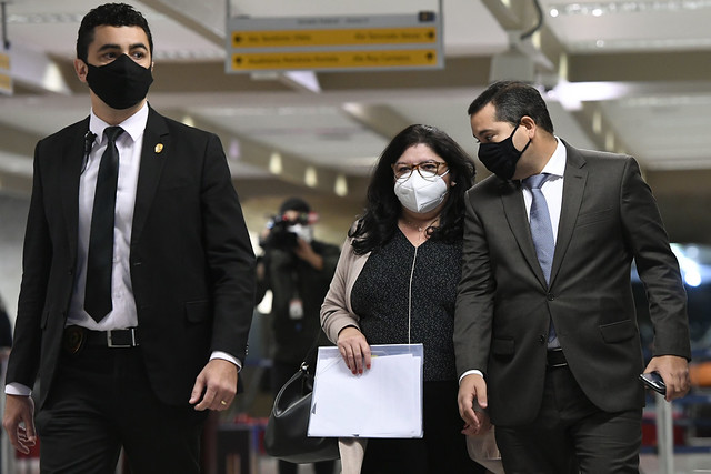 A depoente Regina Célia Silva Oliveira acaba de chegar no Senado