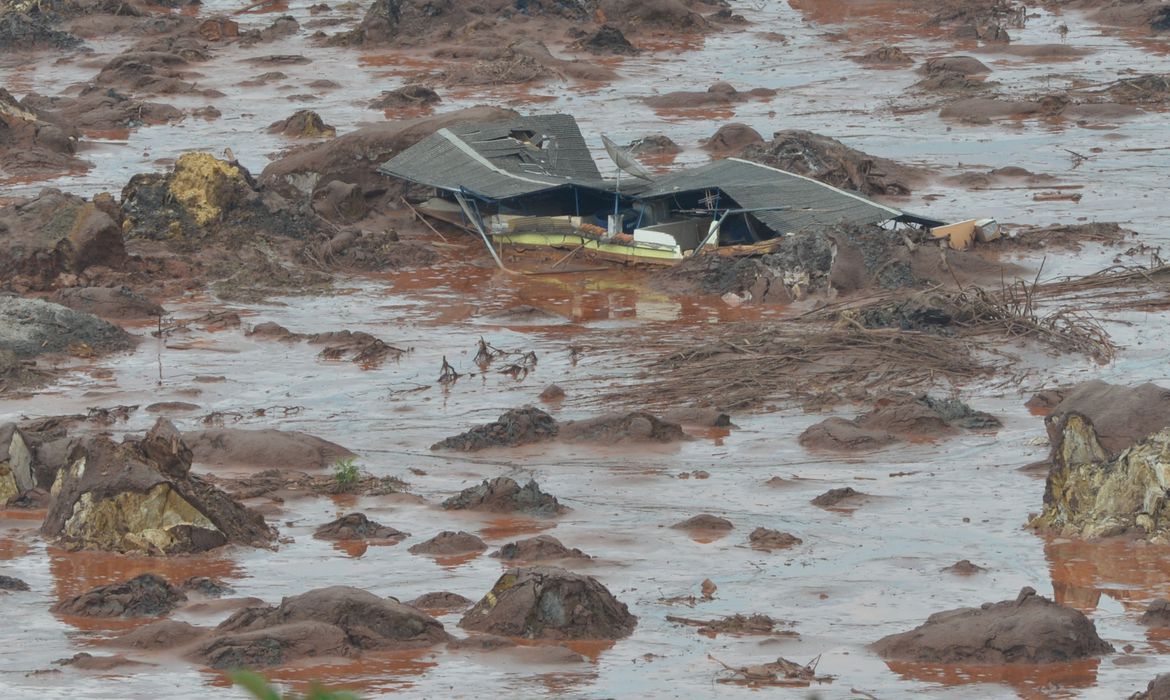Rompimento da barragem de Fundão, no município de Mariana, em 2015
