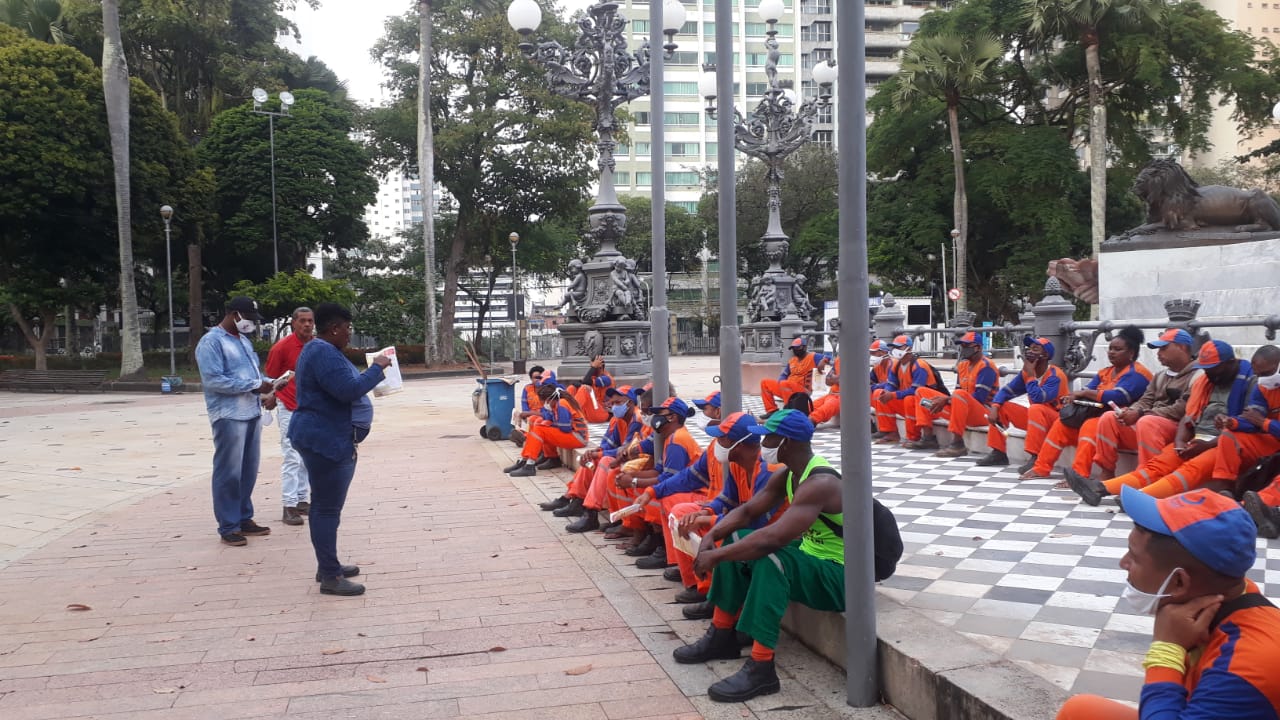 Trabalhadores de limpeza urbana recebem informativo do SindilimpBA