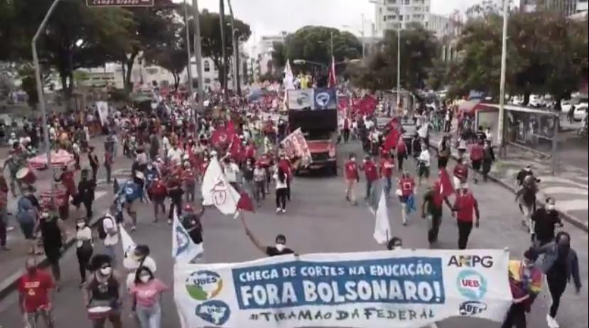 Os protestantes seguirão caminhada pelas ruas no centro da capital baiana.