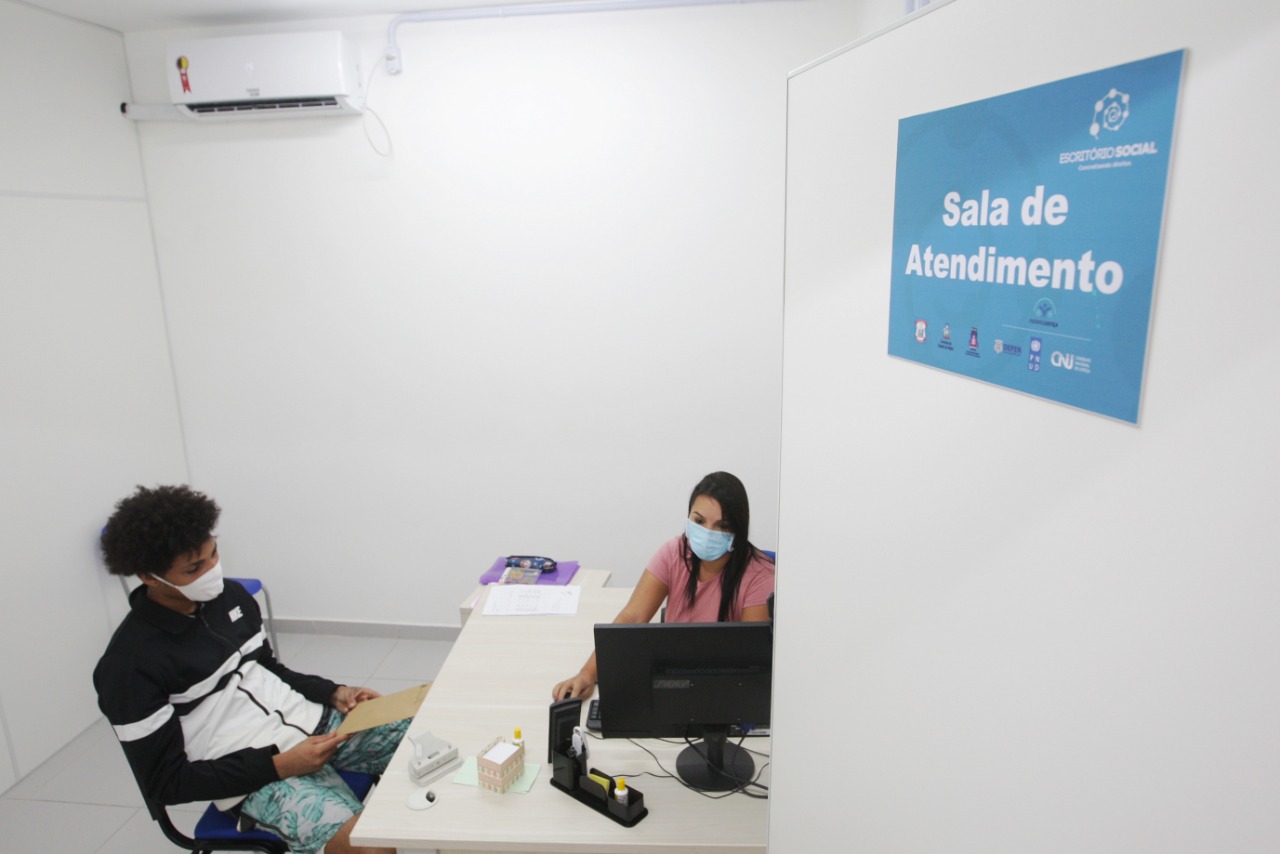 No escritório, profissionais de direito, assistência social e psicologia atuam em um espaço com cinco salas de atendimento, brinquedoteca, espaço de leitura, sala de reuniões e auditório