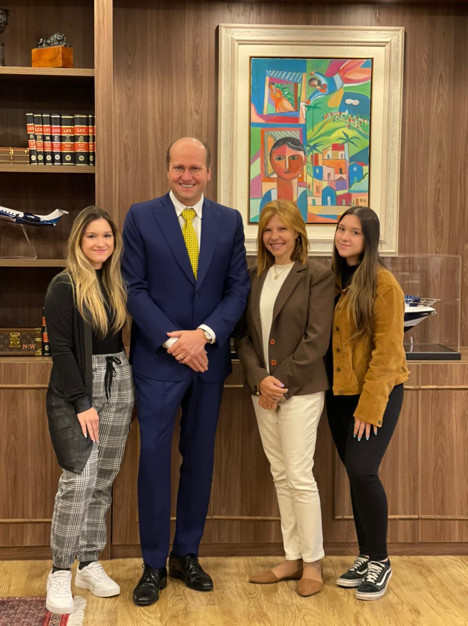 Filhas de Gugu são emancipadas e contratam advogado da mãe