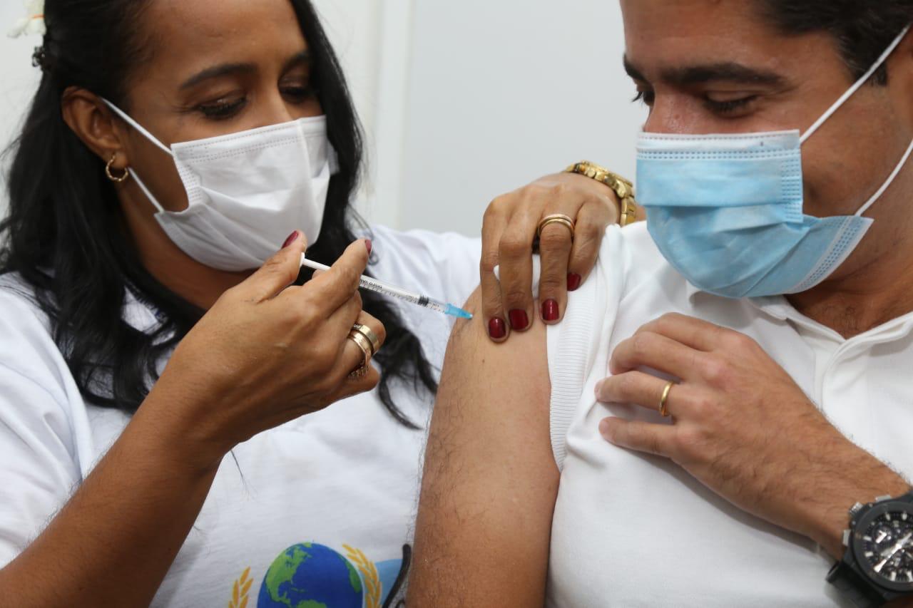 O ex-prefeito de Salvador foi vacinado com a primeira do imunizante da Pfizer na unidade de saúde de Fazenda Grande III O ex-prefeito de Salvador foi vacinado com a primeira do imunizante da Pfizer na unidade de saúde de Fazenda Grande III
