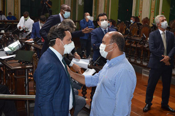 O titular da Sempre, Kiki Bispo, à direita, conversando com o vereador André Fraga (PV) 