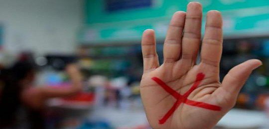 Com um X vermelho, vítimas de agressão doméstica podem denunciar e pedir ajudar em diversos estabelecimentos e repartições públicas