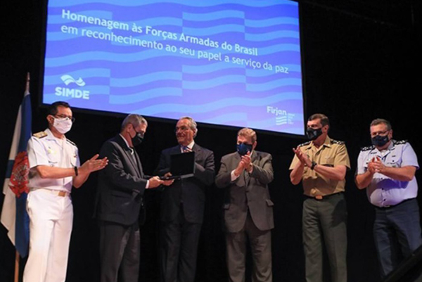 Empresários fazem homenagem às Forças Armadas