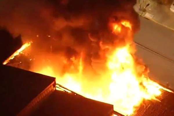 Incêndio de grandes proporções atinge galpão que abriga parte do acervo da Cinemateca Brasileira
