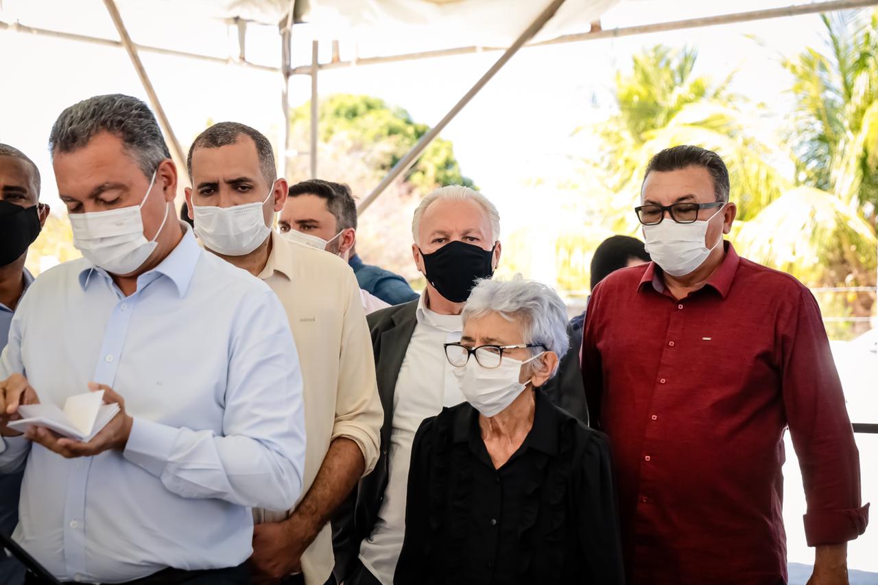 O ex-prefeito de Juazeiro, Joseph Bandeira, ao centro, de máscara preta