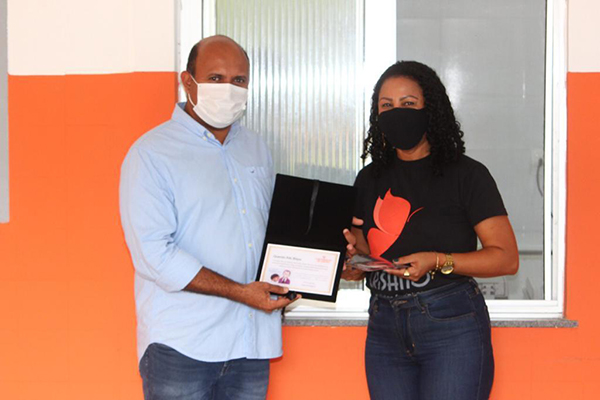 O secretário municipal de Promoção Social, Combate à Pobreza, Esportes e Lazer, Kiki Bispo, com a supervisora do Lar Fabiano de Cristo, Daniela Menezes  