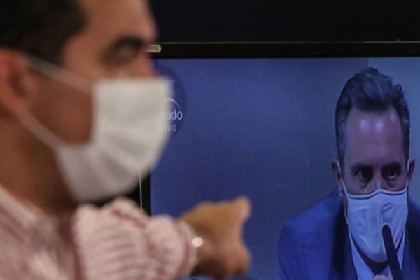 Ao fundo, o PM Luiz Paulo Dominguetti Pereira depõe à CPI da Covid