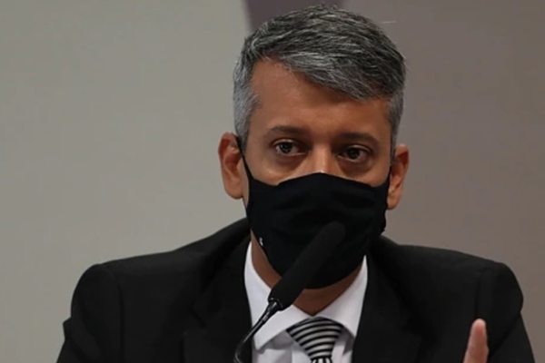 Imagem de Ex-diretor diz que negociação de vacina indiana coube a braço direito de Pazuello