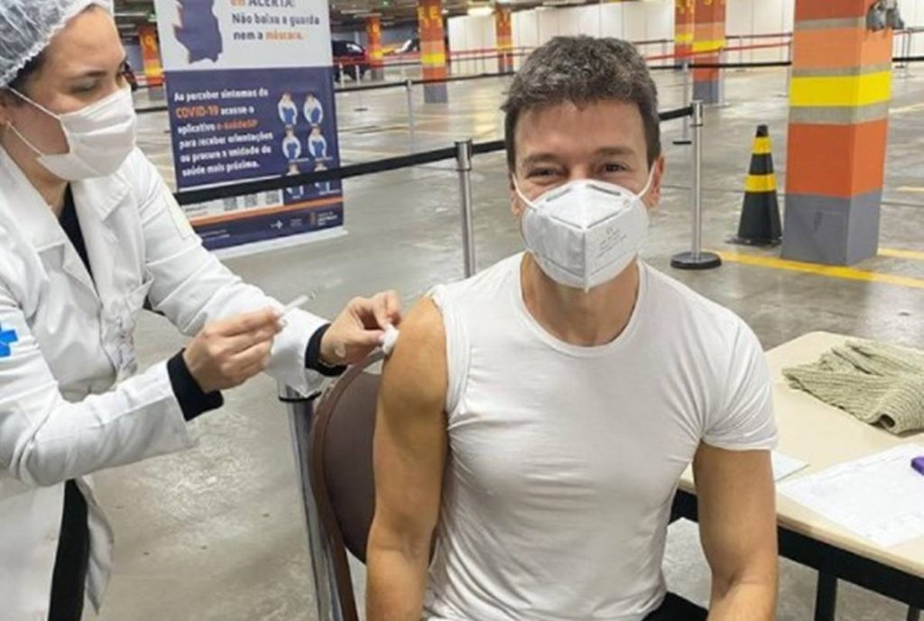 Dois dias antes da internação, apresentador da Record TV esteve no estúdio do SBT com Eliana Dois dias antes da internação, apresentador da Record TV esteve no estúdio do SBT com Eliana