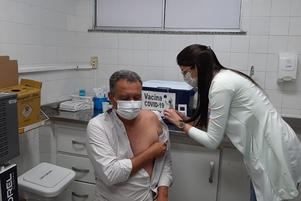 O governador Rui Costa (PT) tomou a 2ª dose da vacina contra a Covid-19 O governador Rui Costa (PT) tomou a 2ª dose da vacina contra a Covid-19