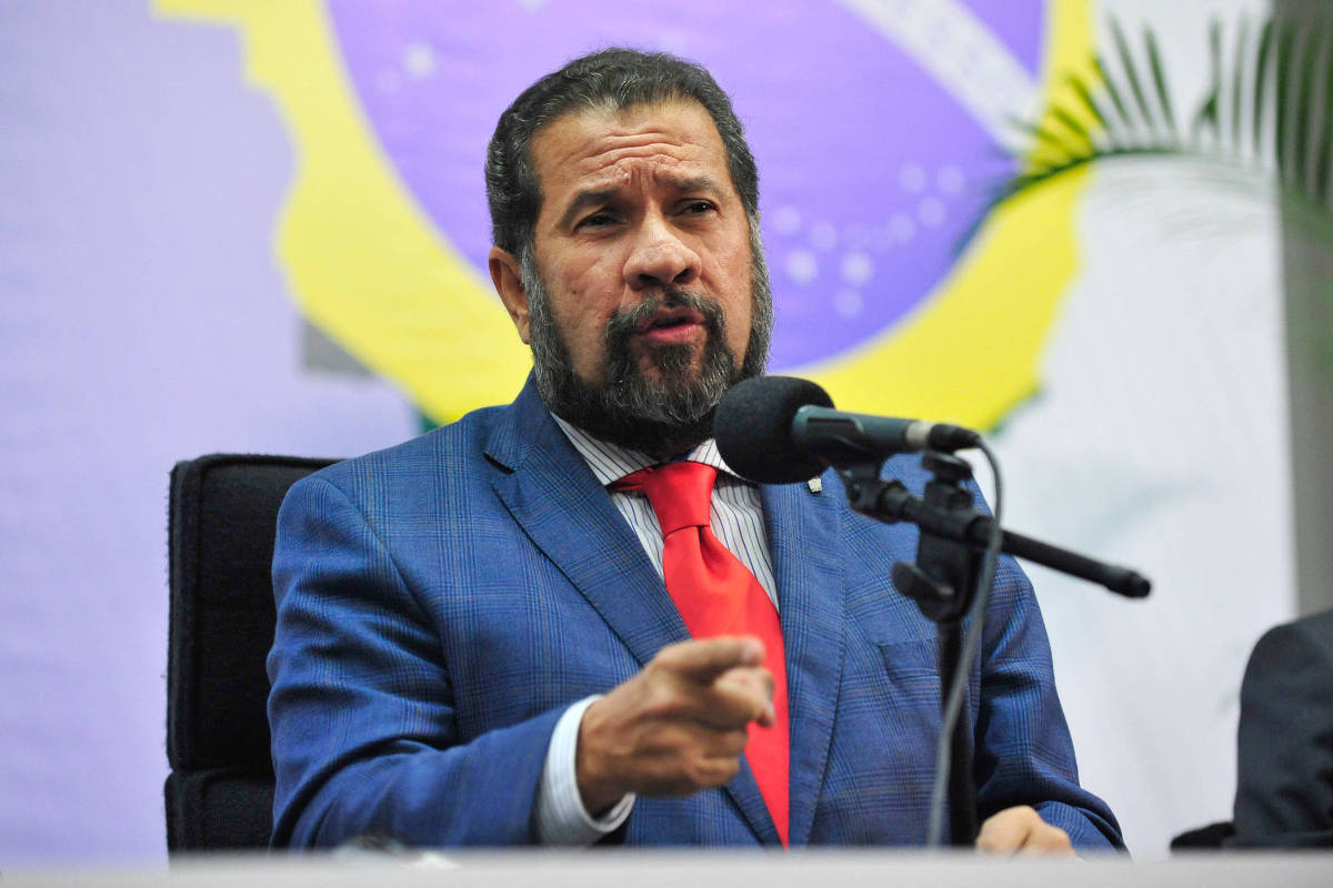 O ministro Carlos Lupi O ministro Carlos Lupi