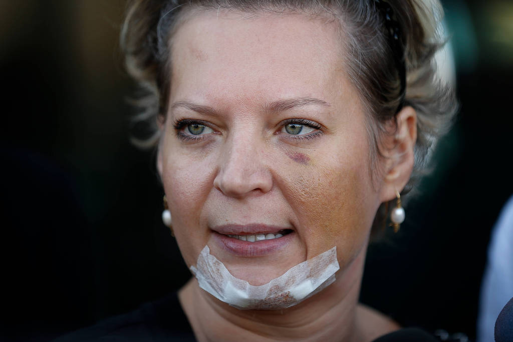 Deputada federal Joice Hasselmann (PSL-SP) fala com a imprensa ao deixar a Delegacia de Polícia do DF Deputada federal Joice Hasselmann (PSL-SP) fala com a imprensa ao deixar a Delegacia de Polícia do DF