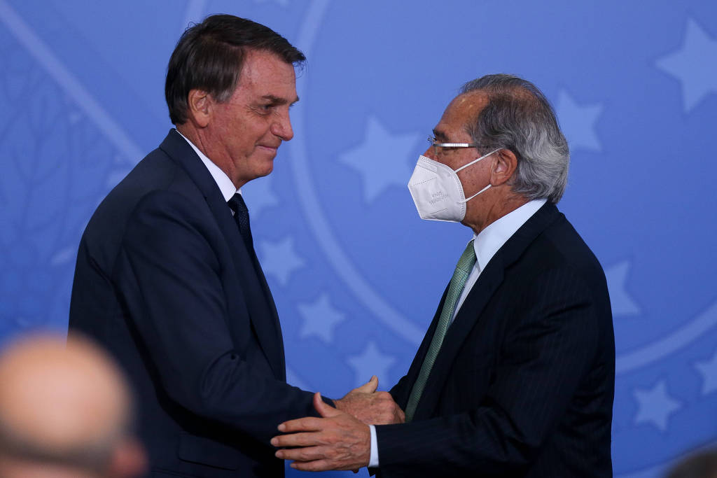 Presidente Jair Bolsonaro ao lado do ministro Paulo Guedes (Economia)